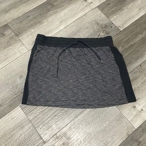 Athleta Excursion Hybrid Skort‎ Grey/Black Style# 405667 Large